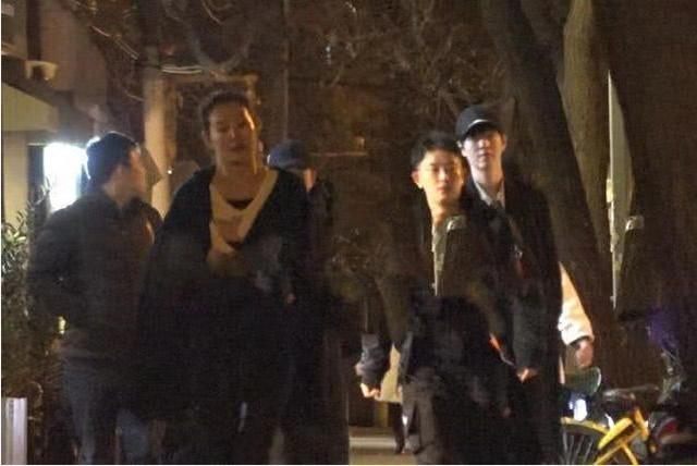 冯清开豪车酒吧夜会小鲜肉，网友喊话王宝强：小心帽子又飞头上