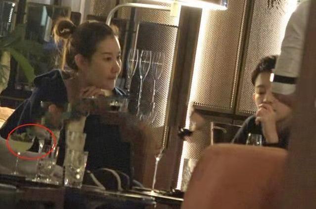 冯清开豪车酒吧夜会小鲜肉，网友喊话王宝强：小心帽子又飞头上