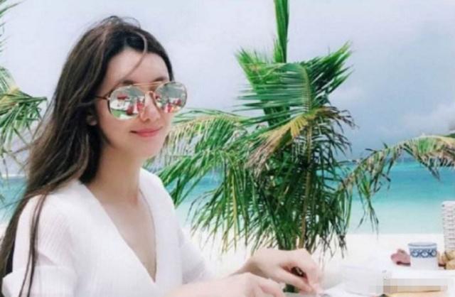 冯清开豪车酒吧夜会小鲜肉，网友喊话王宝强：小心帽子又飞头上