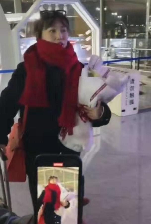 冯清开豪车酒吧夜会小鲜肉，网友喊话王宝强：小心帽子又飞头上