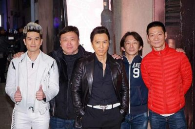 ​甄子丹和吴京勾肩搭背吃火锅，力破不合传闻，亲密关系不言而喻