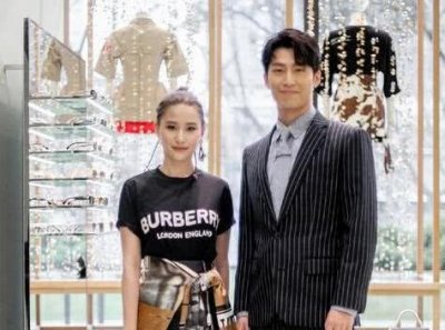 ​赌王“最丑女儿”何超雄年轻时也很美，颜值惊艳全场