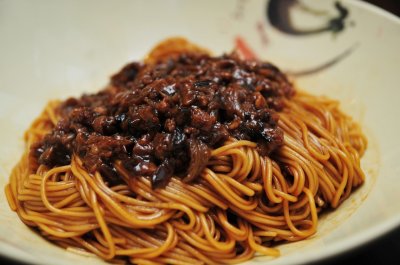 ​闲的没事在家做个炸酱面，酱料要这么做，酱香面好吃，吃了还想要