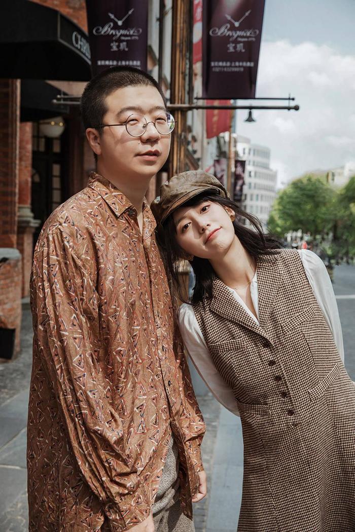 李诞女朋友甜美外表下藏着一颗酷酷的心，旗袍都遮不住左臂的纹身