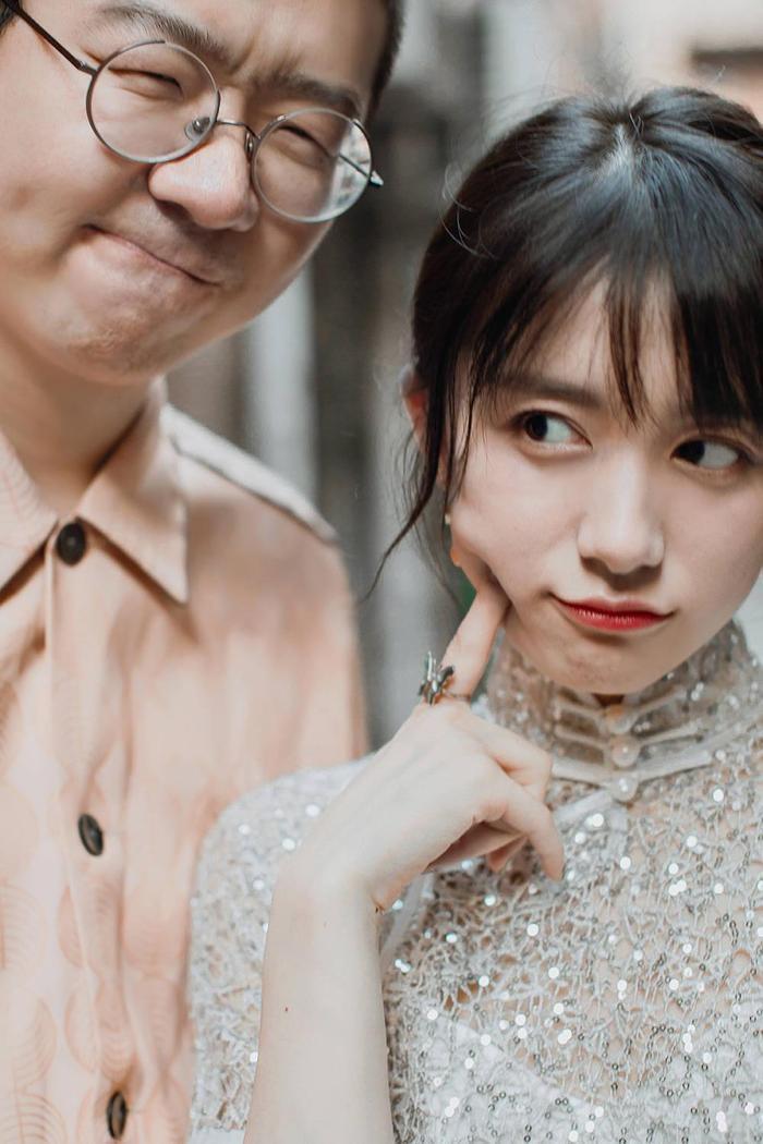 李诞女朋友甜美外表下藏着一颗酷酷的心，旗袍都遮不住左臂的纹身