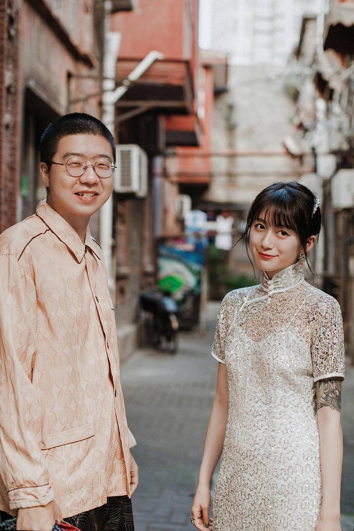 李诞女朋友甜美外表下藏着一颗酷酷的心，旗袍都遮不住左臂的纹身