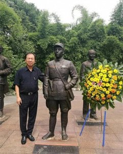 ​2016年，抗日名将刘放吾儿子刘伟民祭奠父亲时，一张珍贵的留影