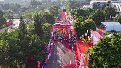 ​在花瓣中起跑：云南弥勒女子半程马拉松开赛