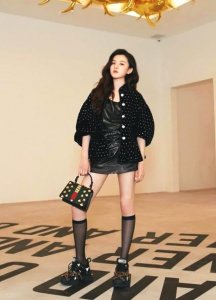 ​宋祖儿虽然只有20岁，却是个小时髦精，球鞋+蕾丝透视袜看过没