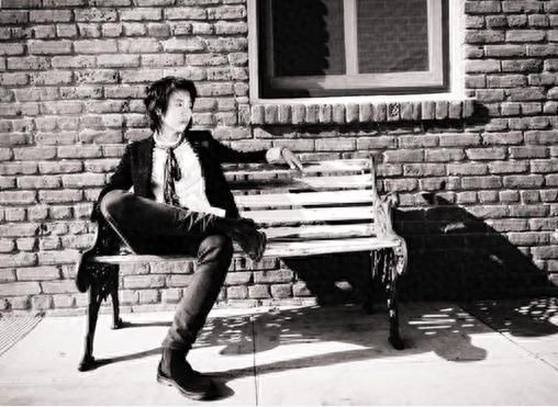 她是天后王菲的女儿，声音被赞媲美王菲，气质才情皆不凡