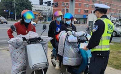 ​各地严查电动车挡风被，出现3种防寒“新物品”，保暖出行不怕查