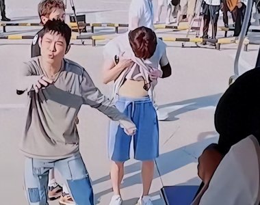 ​鹿晗腹肌消失引热议，现场掀衣显真身，网友直呼“这是真的吗”？