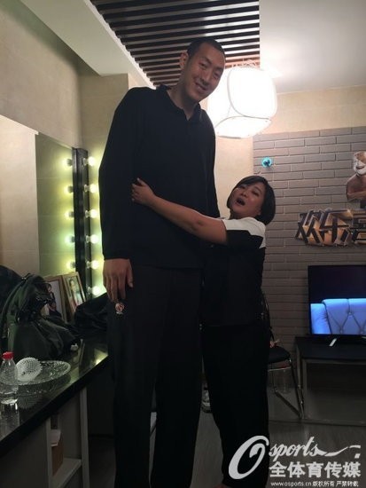 体坛第一高人在此!!!“被合影帝”篮球巨人孙明明