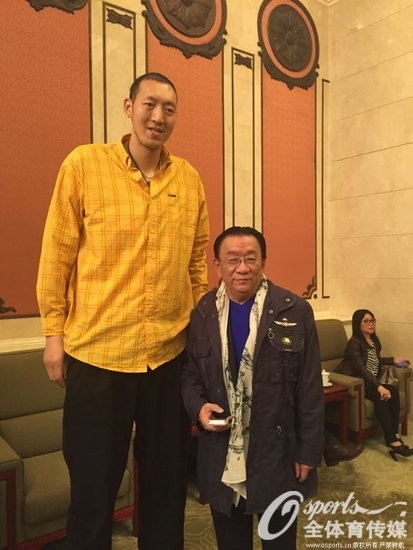 体坛第一高人在此!!!“被合影帝”篮球巨人孙明明