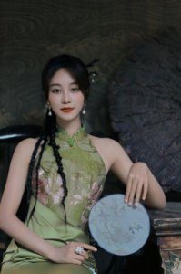 蓝盈莹金色露背旗袍巴黎时尚秀美