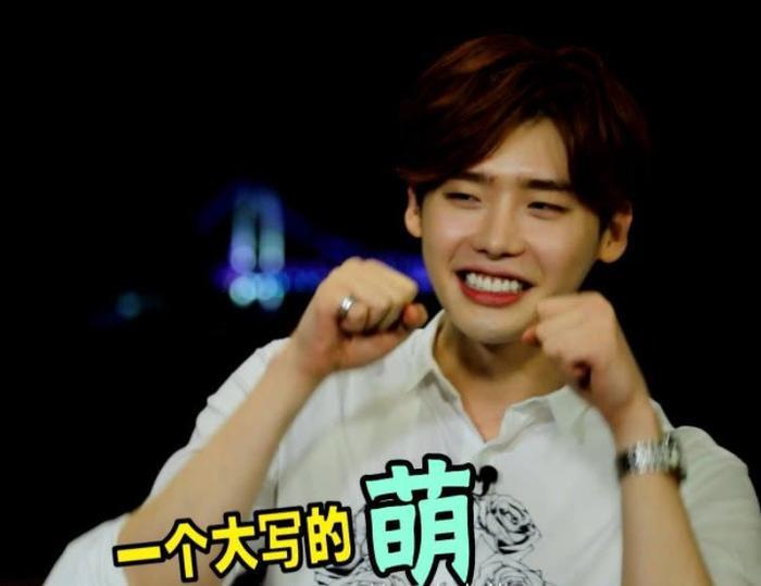 李钟硕录制《快本》,与海涛吴昕一起呈现卖萌动作,十分可爱!