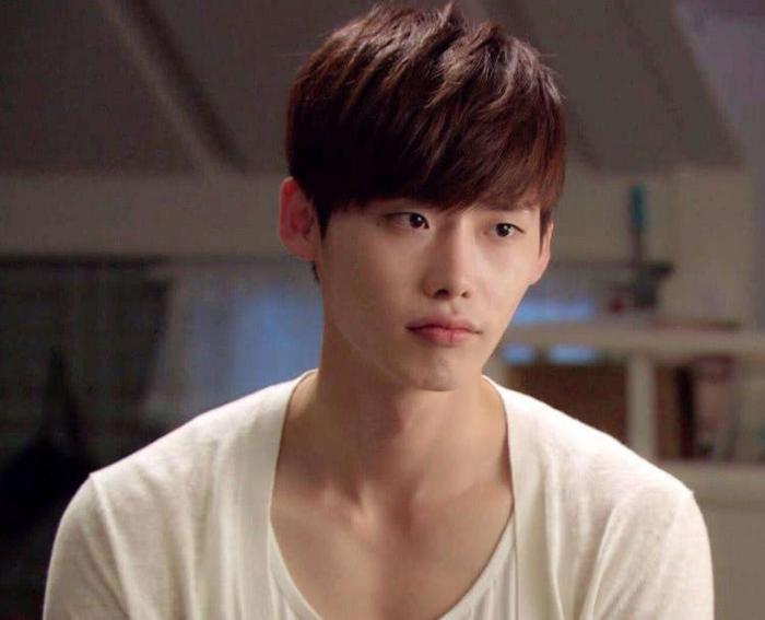 李钟硕录制《快本》,与海涛吴昕一起呈现卖萌动作,十分可爱!