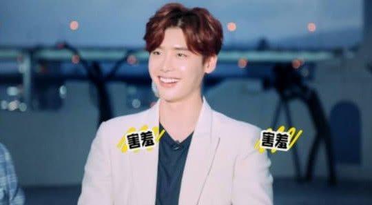 李钟硕录制《快本》,与海涛吴昕一起呈现卖萌动作,十分可爱!