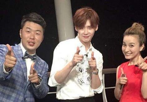 李钟硕录制《快本》,与海涛吴昕一起呈现卖萌动作,十分可爱!