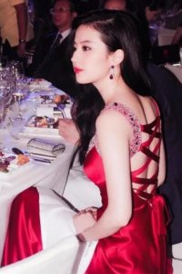 ​刘亦菲才是“大号水蜜桃”，穿低胸裙露一半，35岁又纯又欲