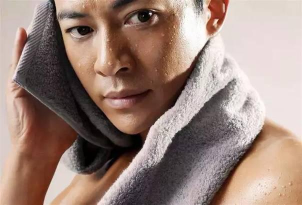 曾经《还珠格格》中柳青,现今却转型成导演