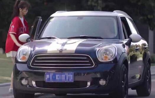 下一站是幸福贺灿阳开的什么车 和蔡敏敏车内吻戏被删