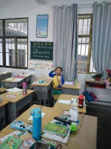 ​对孩子而言，这是信仰！受伤学生在教室独自向国旗立正敬礼