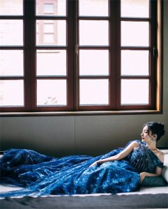 ​杨幂星空拖尾裙造型魅惑，斜躺秀迷人侧颜天鹅颈，光脚不失俏皮感