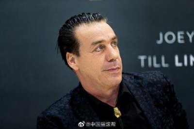 ​传57岁德国战车乐队主唱确诊新冠，官方澄清：检测阴性，已脱离ICU