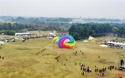 ​全国最大鳐鱼风筝亮相，2025四川·崇州全国风筝邀请赛开赛