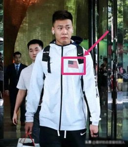 ​赵睿穿美国国旗衣服被骂，然而外援里弗斯却穿中国衣服力挺中国！