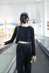 ​张艺上一身黑色装扮低调简约，黑色短上衣露出迷人小蛮腰